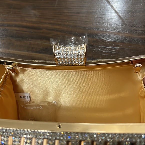 New Sparkly Clutch With Detachable Strap - Picture 7 of 9